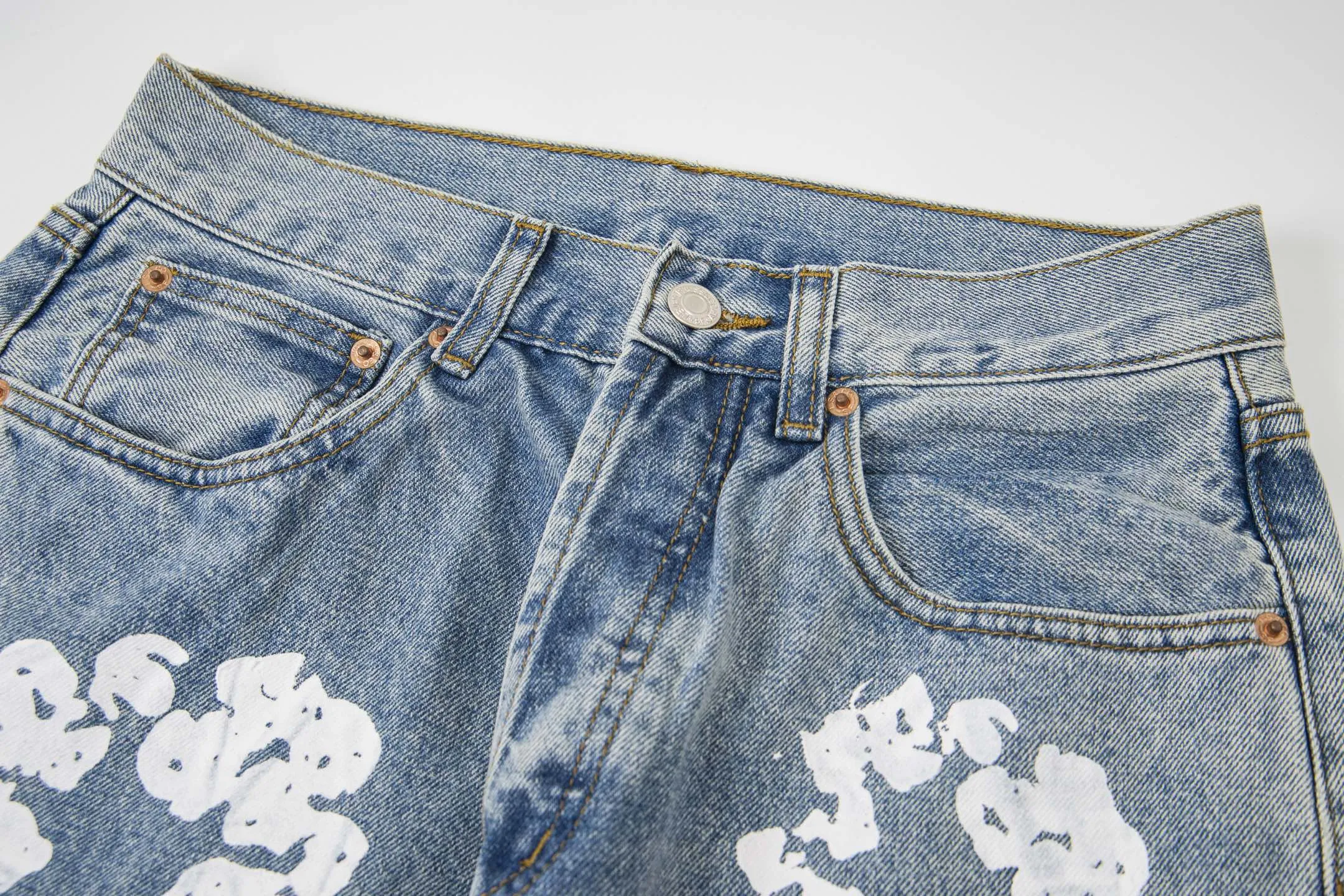 #8197 P220💰 DENIM TEARS Kapok American niche brand printed washed straight jeans. Produced by a major washed factory. Full of high-end feel. Knee part destroyed design with patchwork design. Already used as facade design. Leather waist nameplate. The focus of this style is not on washing, but on the destroyed shape and version. The secret lies in the craftsmanship of the master. The cost of post-production grinding, machining, knife cutting, etc. is far beyond comparison with assembly line products. Color: black, blue, gray. Size: 28-36 (corresponding to S-XXL)